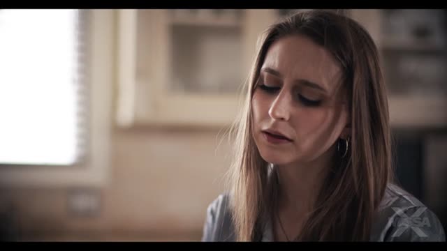 Горячая измена: парень развлекается с мамочкой и её дочкой.