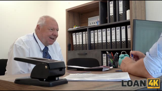 Секретарша узнала, какова цена кредита в кабинете банкира, пока отец наблюдал со стороны.