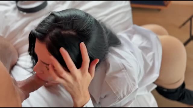 Секретарша ублажает себя в офисе и попадается начальнику — тот жестко берет её прямо на рабочем столе.