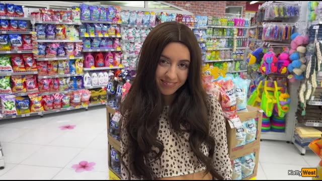 Русскую модель Katty West жестко трахает ее фанат в реальной жизни