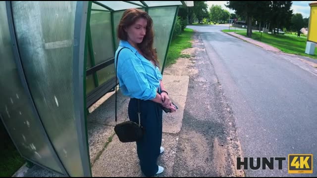 Девушка наблюдает за жёстким сексом подруги с пикапером за плату