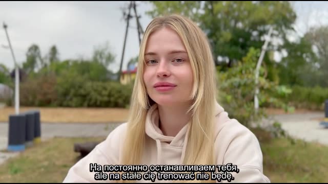 Русская девушка с светлыми волосами и мускулистый парень занялись сексом на открытом воздухе после его занятий спортом.