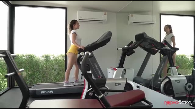 Русская девушка с кудрявыми волосами занимается сексом в зале, пока её парень не знает