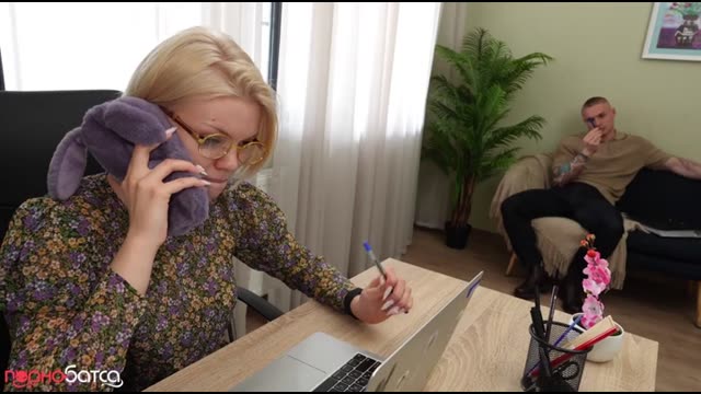 Жёсткий секс русской блондинки с коллегой в офисе: измена мужу и страстный трах