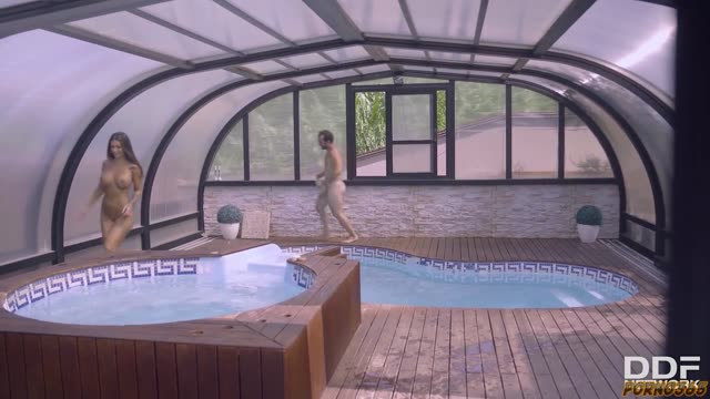 Hot Pool Sex with a Friend: Easy Seduction, a Blowjob, and a Spectacular Finish in the Water.