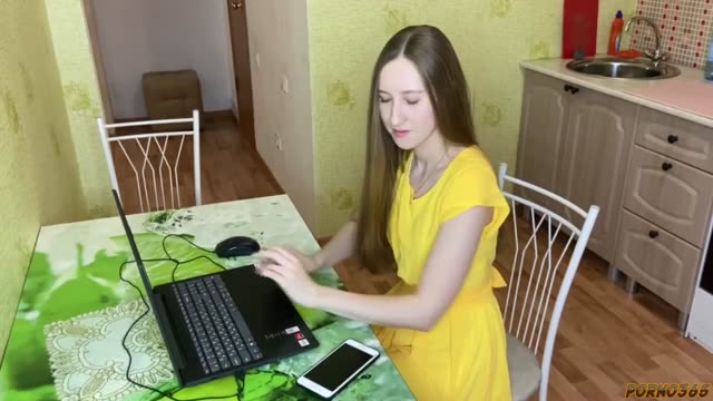 Чинил компьютер подруге, а закончилось всё сексом прямо на кухне!