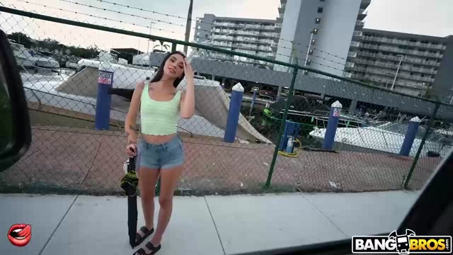 Pickup artist shows brunette that passion beats money — hot encounter