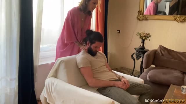 Невеста не стала ждать сбежавшего жениха и сразу нашла ему замену для страстной ночи