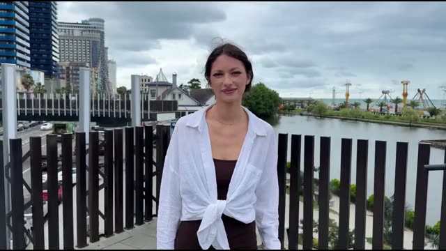 A beauty with Russian roots meets a guy right on the street and leads him to hot sex.