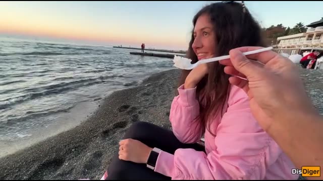 Незнакомец угостил девушку чебуреком и довёл до бурного финала прямо на пляже